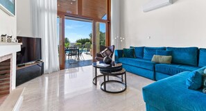 Smart-TV, Kamin, DVD-Player, Tischtennisplatte