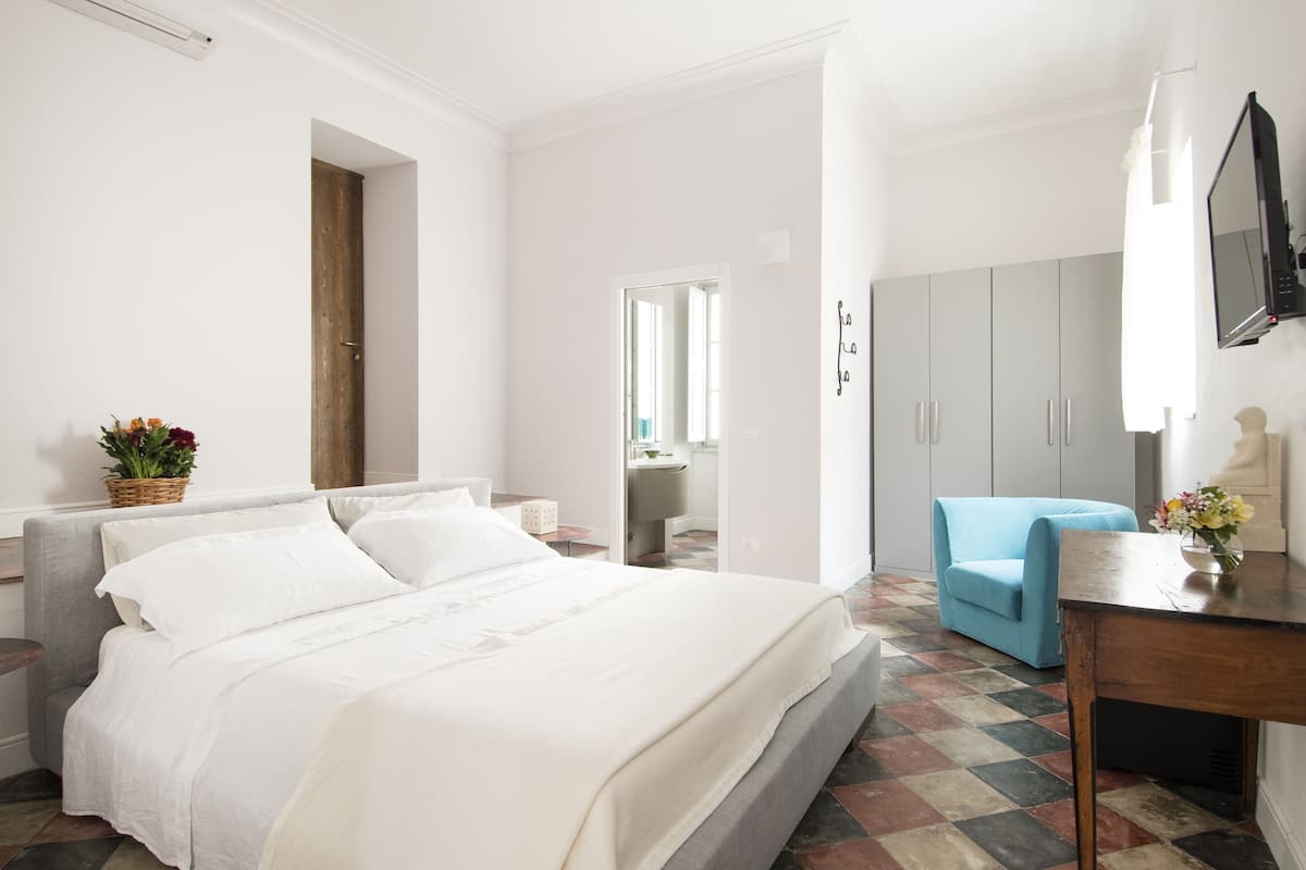Superior Double Room | 1 bedroom, in-room safe, individually furnished, laptop workspace