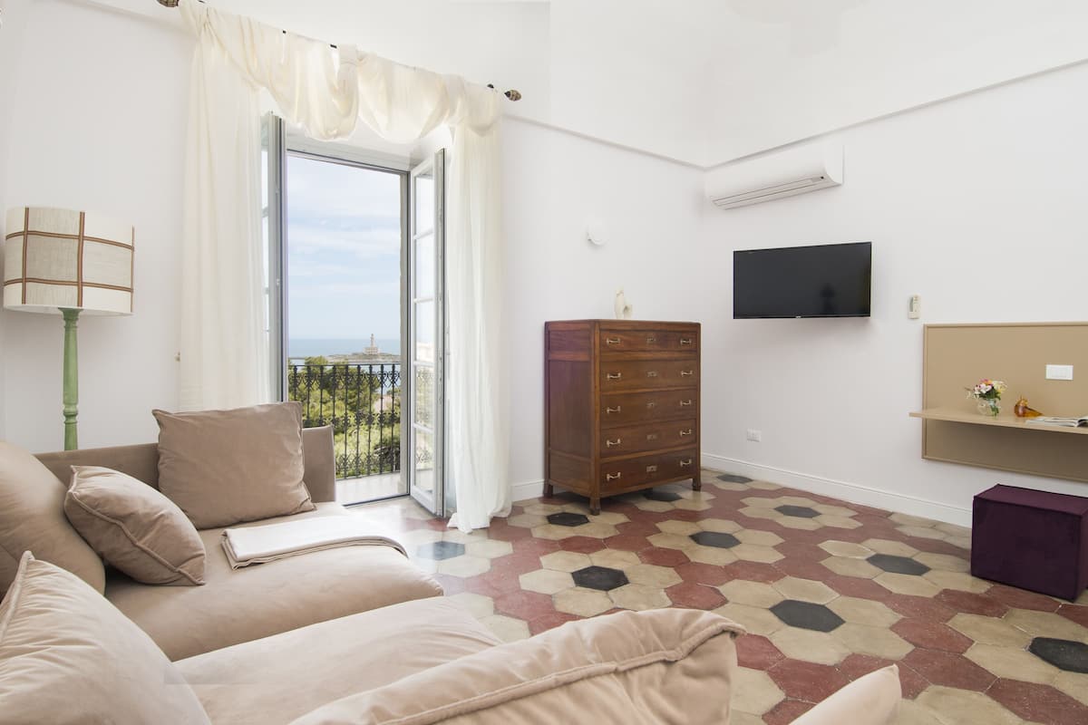 Suite | 1 bedroom, in-room safe, individually furnished, laptop workspace