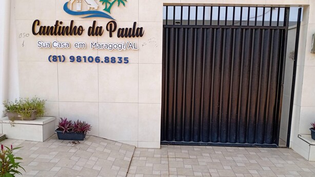 En bygning med facade og et skilt, der siger "Cantinho da Paula Sua Casa em Maragogi/AL (81) 98106.8835".
