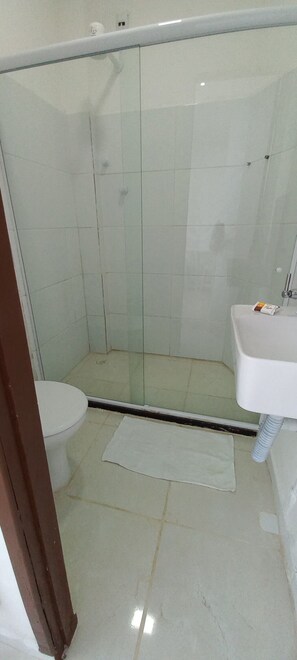 Suíte standard | Banheiro | Chuveiro, chuveiro com efeito de chuva, toalhas de banho 