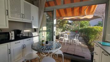 Réfrigérateur, micro-ondes, four, lave-vaisselle