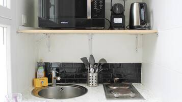 Réfrigérateur, micro-ondes, cafetière/bouilloire