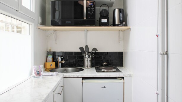 A compact kitchen with a microwave, toaster, and sink. - Nice studio  - 2P - near Paris (Ivry-sur-Seine)