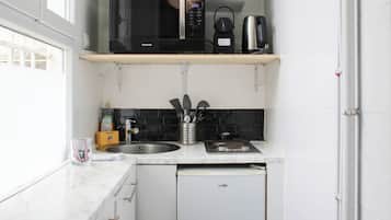 Kühlschrank, Mikrowelle, Wasserkocher mit Kaffee-/Teezubehör