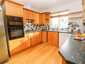 Refrigerador, lavavajillas, tetera/pava eléctrica, tostadora