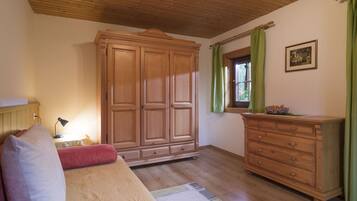 Apartment | 2 bedrooms, individually furnished, bed sheets