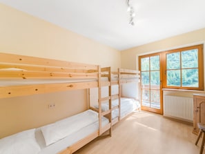 6 habitaciones, muebles diferentes y ropa de cama