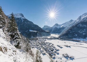 A snow-covered mountain town with a clear sky and a bright sun. - Apartment Neustift Near Stubai Ski Lift (Neustift Im Stubaital)
