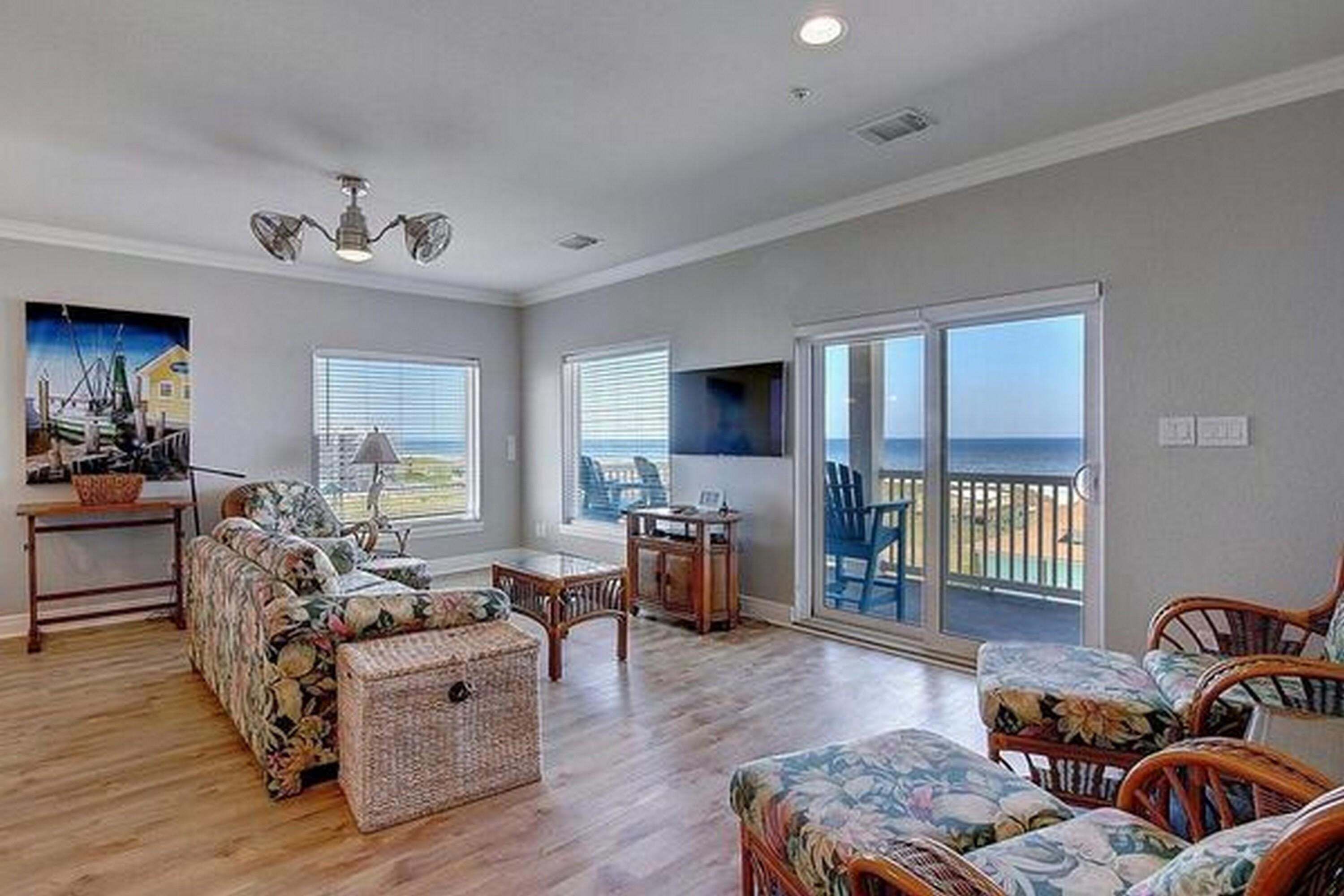 Condo, 2 Bedrooms | Living area