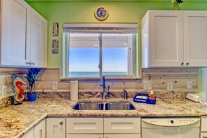 Condo, 2 Bedrooms | Private kitchen