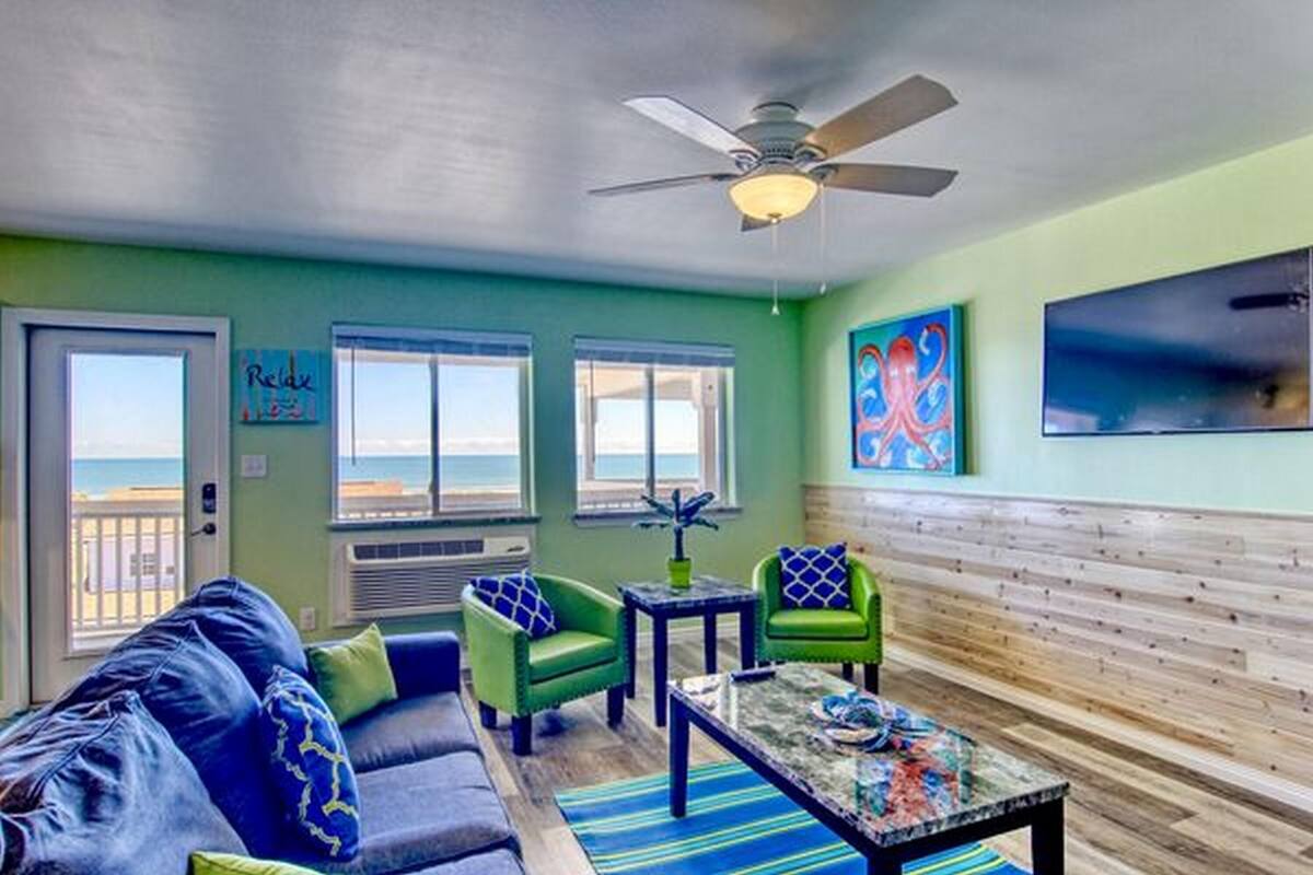 Condo, 2 Bedrooms | Living area