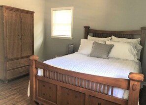 3 bedrooms, WiFi, bed sheets - 3 BR House with fenced in yard 5 miles to beach Pet Friendly  (Mount Pleasant)