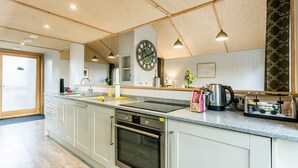 Eine moderne Küche mit Backofen, Toaster und Spüle.