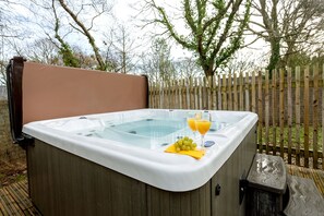 Cottage | Outdoor spa tub - Lodge 18 (Wareham)