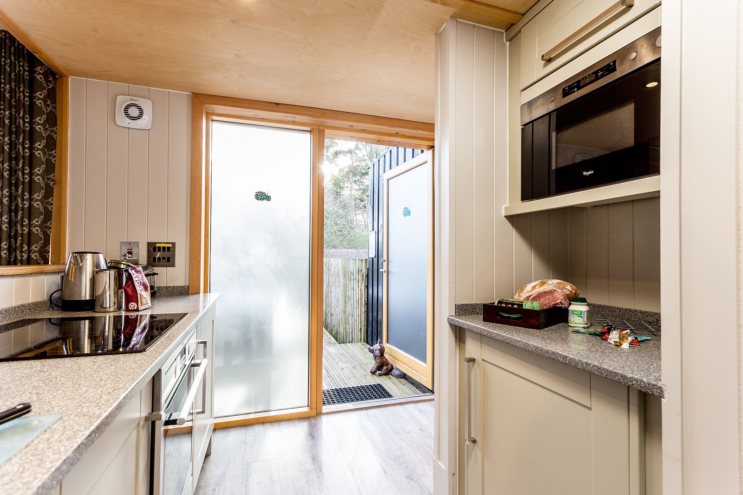 Cottage | Private kitchen | Dishwasher, cookware/dishes/utensils