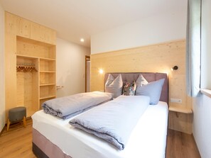 Căn hộ | 3 phòng ngủ, trang bị nội thất với thiết kế riêng biệt, bộ trải giường 