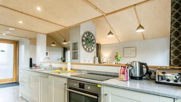 Geladeira, lava-louças, chaleira elétrica, torradeira