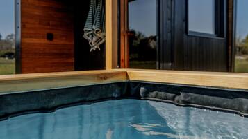 Cottage | Outdoor spa tub