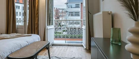 5 bedrooms, iron/ironing board, WiFi, bed sheets