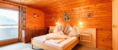 3 habitaciones y ropa de cama