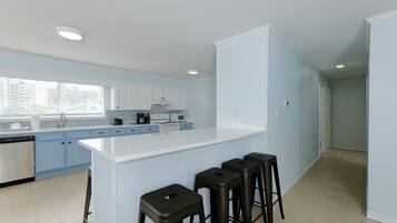 Een koelkast, een microgolfoven, een oven, een kookplaat