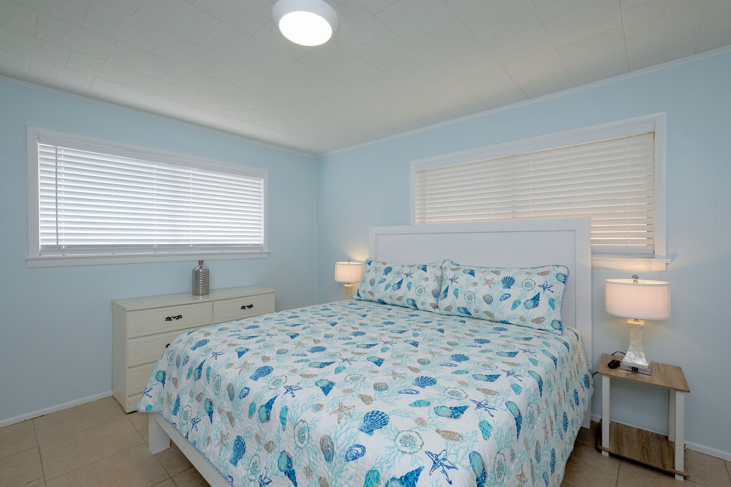 3 slaapkamers, een strijkplank/strijkijzer, gratis wifi, beddengoed