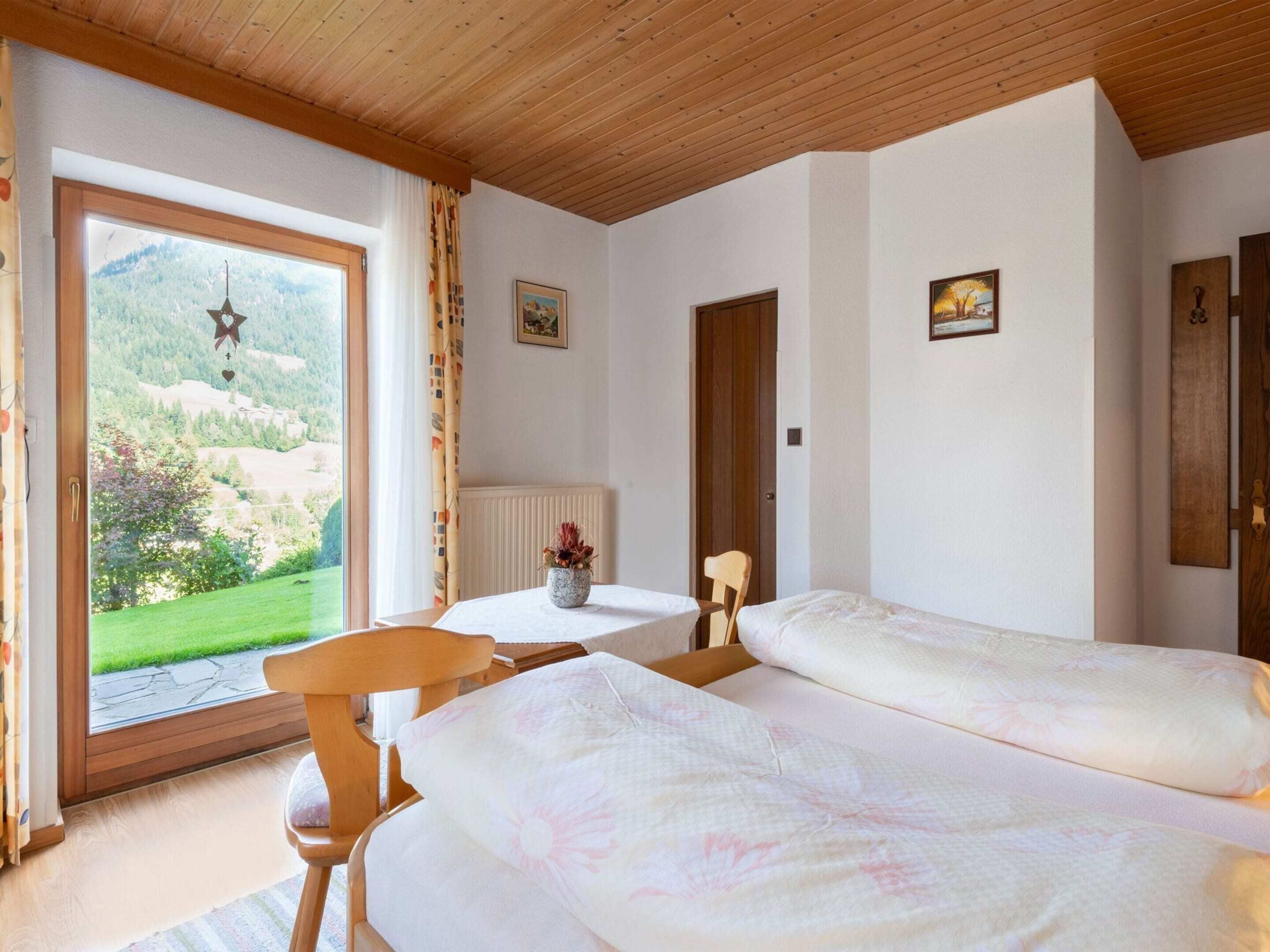 Căn hộ | 2 phòng ngủ, trang bị nội thất với thiết kế riêng biệt, bộ trải giường 