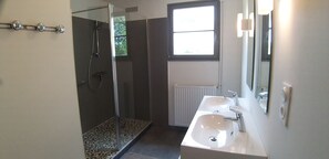 Shower, hair dryer, toilet paper - Located between Sarlat and Rocamadour, in a quiet area with a view, 120m² single-storey gîte. (Reilhaguet)