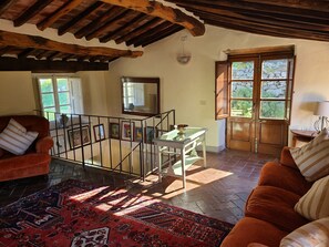 TV, fireplace, books - Beautiful authentically restored Tuscan cottage close to Lucca and the coast (Borgo a Mozzano)