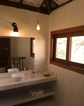 Comfort Bungalow (Casa Quiepe) | Bathroom | Shower, towels, soap, toilet paper - Casa Paula (Maraú)