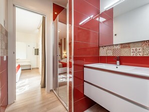 Deluxe Room, 1 Queen Bed, City View | Bathroom | Shower, rainfall showerhead, hair dryer, soap - Le Residenze di Carlà (Cagliari)