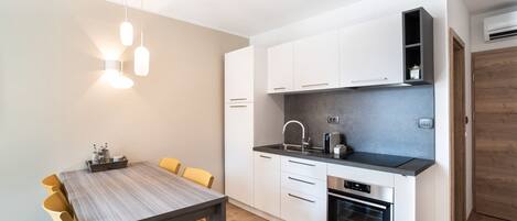 Refrigerador, horno, placa de cocina, cafetera/tetera