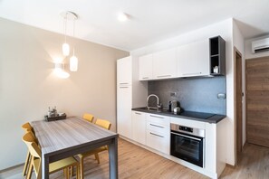 Fridge, oven, stovetop, coffee/tea maker - Hidden Gem *APT CAPRARIA* w/Terrace, AC, Free P, App.110 (Koper)