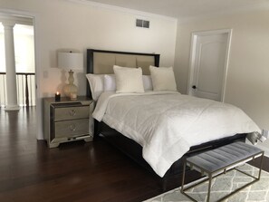 Room - 7 bed-6 bath cozy mansion on a secluded 15 acres near to outlets. (Far Hills)