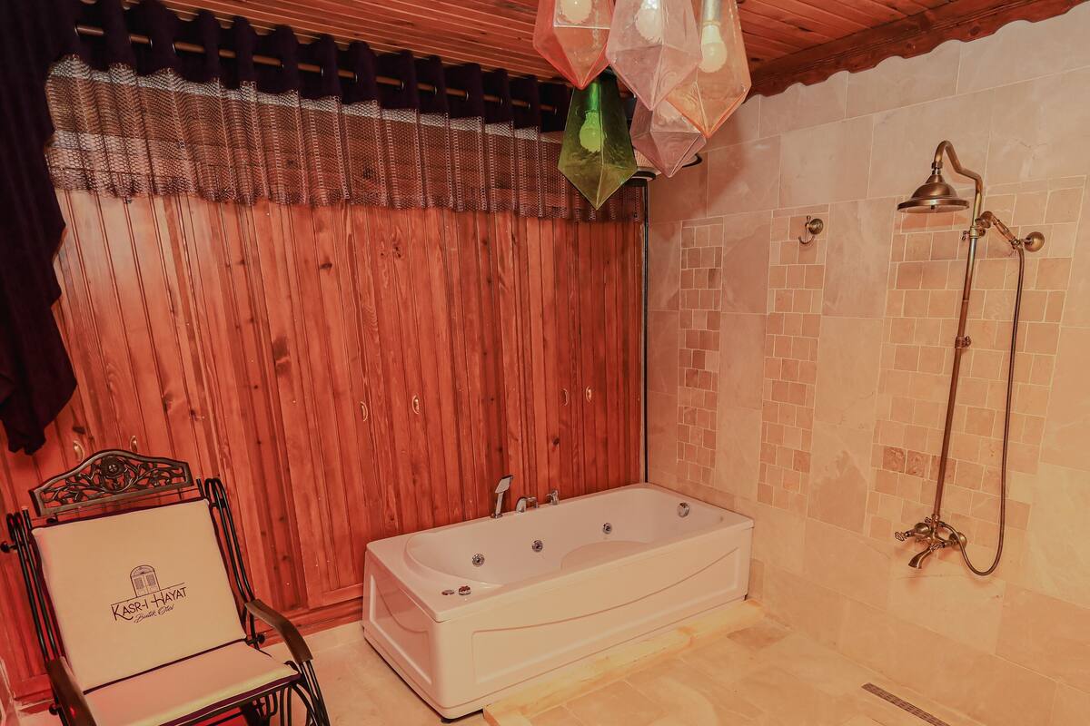 Honeymoon Double Room, Jetted Tub | Bathroom