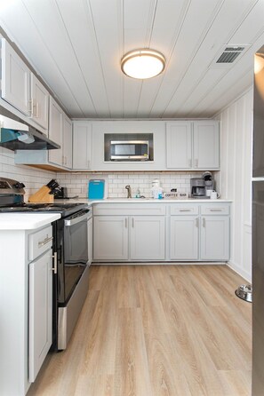 Refrigerador, microondas, horno y parrilla de estufa 