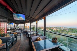 En 21-tommers LCD-TV med Parabol-TV samt TV