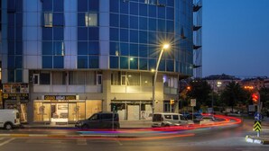 Un hotel moderno con un letrero llamativo para Hookah Sea Lounge y Grand Abino Hotel.