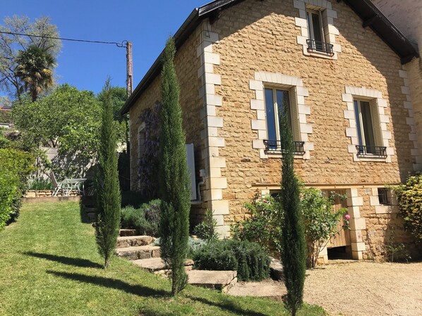 المنشأة من الخارج