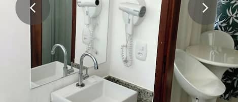 Douche, séchoir à cheveux, serviettes fournies, savon