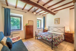 6 Schlafzimmer, Schreibtisch, Bügeleisen/Bügelbrett, Reisekinderbett