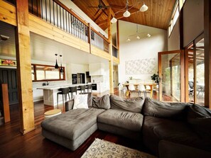 Smart TV, fireplace, DVD player, books - Gorgeous Stone Barn in the Adelaide Hills (Mount Torrens)