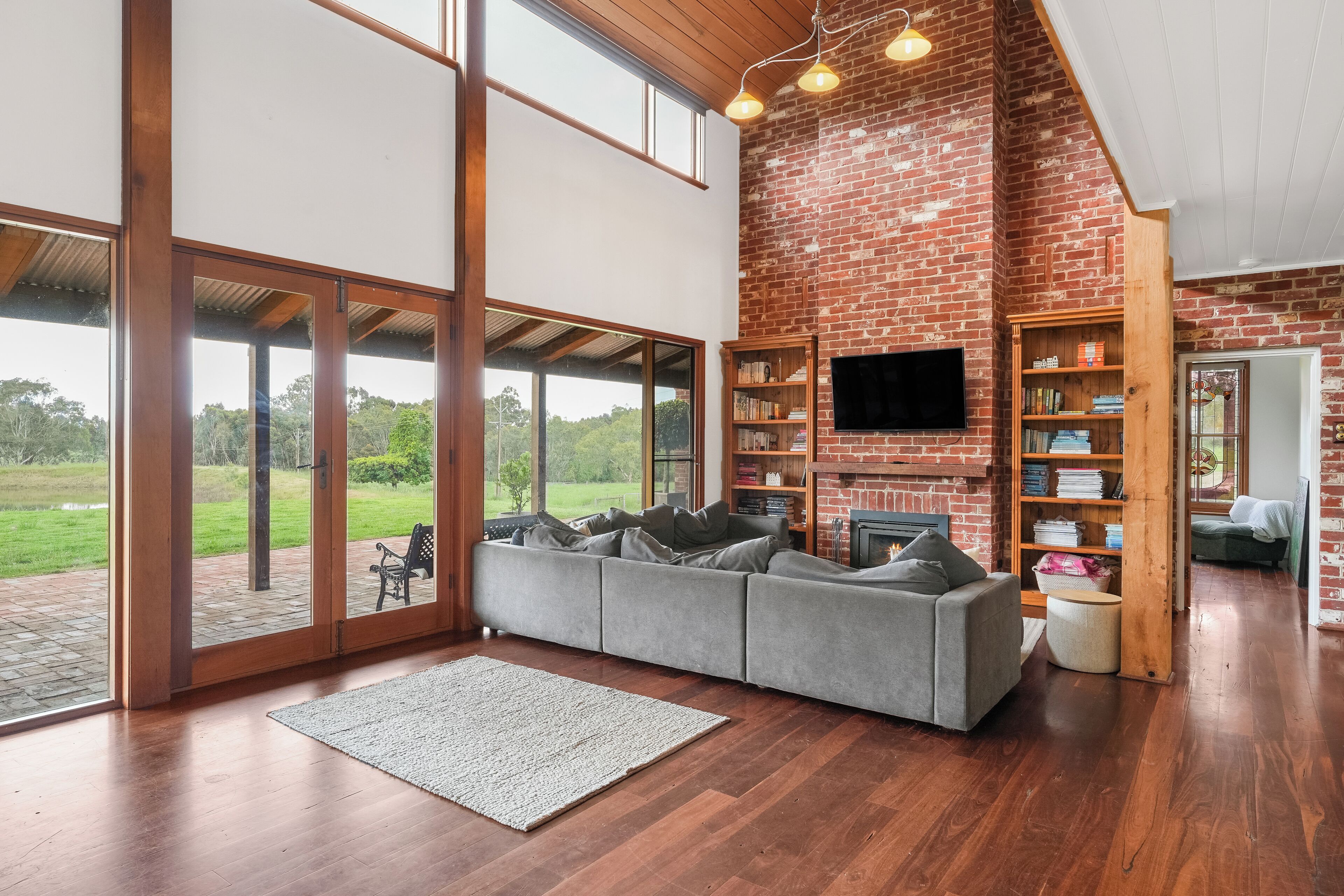 智能电视、壁炉、DVD 播放器、书