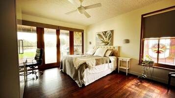 6 bedrooms, desk, iron/ironing board, free WiFi