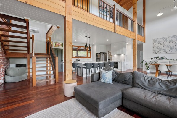 Smart TV, fireplace, DVD player, books - Gorgeous Stone Barn in the Adelaide Hills (Mount Torrens)