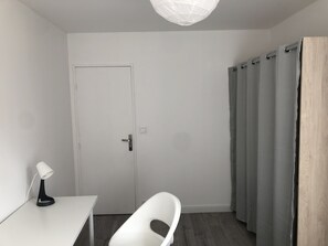 Individually decorated, individually furnished, desk, laptop workspace - Evry Time (Évry-Courcouronnes)