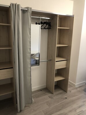 Individually decorated, individually furnished, desk, laptop workspace - Evry Time (Évry-Courcouronnes)