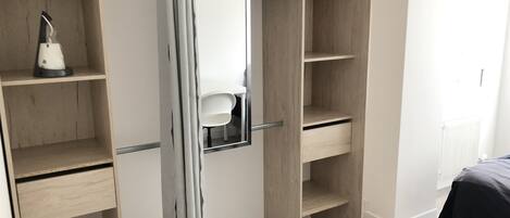 Trang trí khác biệt, trang bị nội thất với thiết kế riêng biệt, bàn