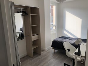 Individually decorated, individually furnished, desk, laptop workspace - Evry Time (Évry-Courcouronnes)